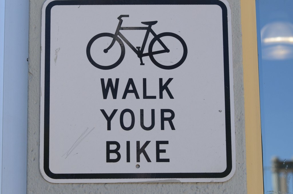 Ein Schild mit einem Bild und Text.