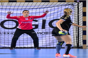 Zwei Frauen beim Handballspielen auf einem Court, eine hält einen Ball, im Hintergrund ein Netz und eine Tafel mit der Aufschrift "Futsal-Weltmeisterschaft 2019".