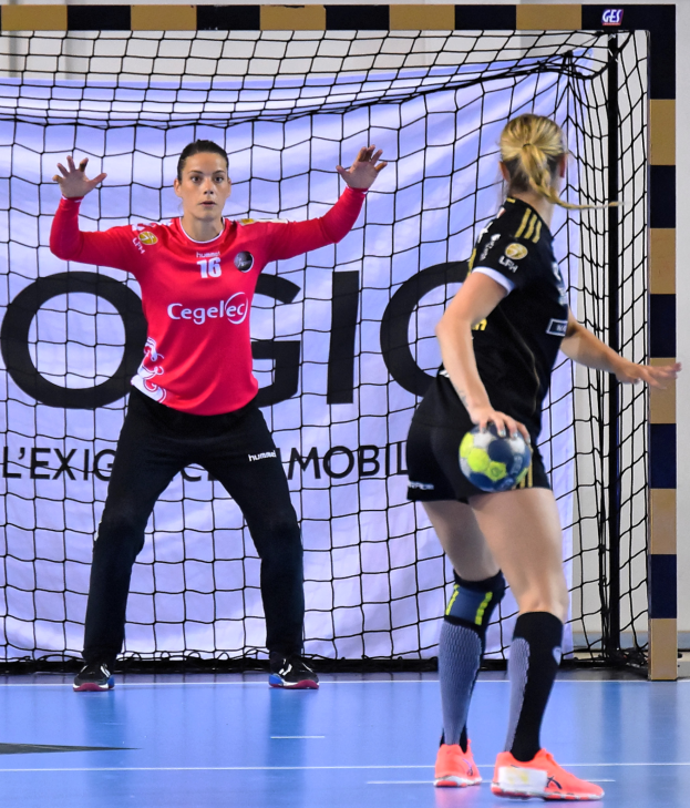 Zwei Frauen beim Handballspielen auf einem Court, eine hält einen Ball, im Hintergrund ein Netz und eine Tafel mit der Aufschrift "Futsal-Weltmeisterschaft 2019".