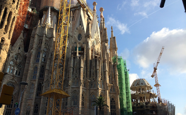 Baugebäude mit dem Himmel im Hintergrund.