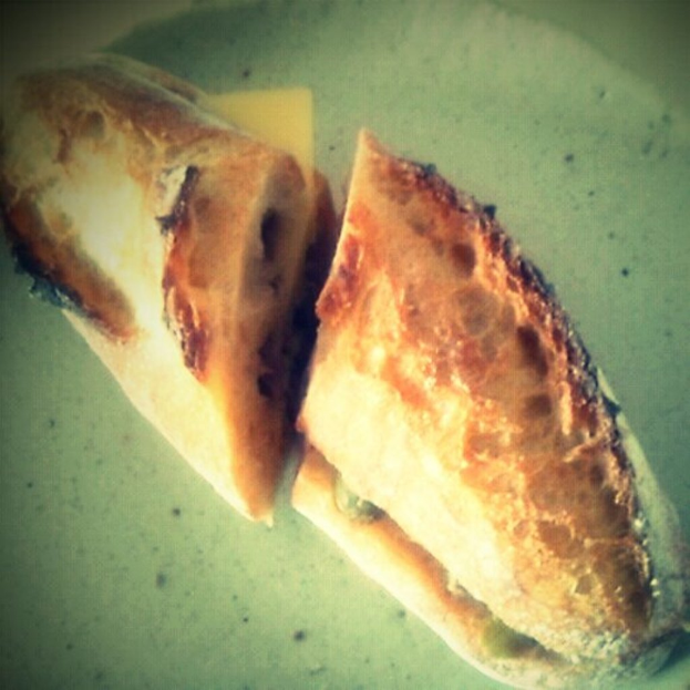 Ein Lebensmittel ist in der Mitte des Bildes zu sehen.