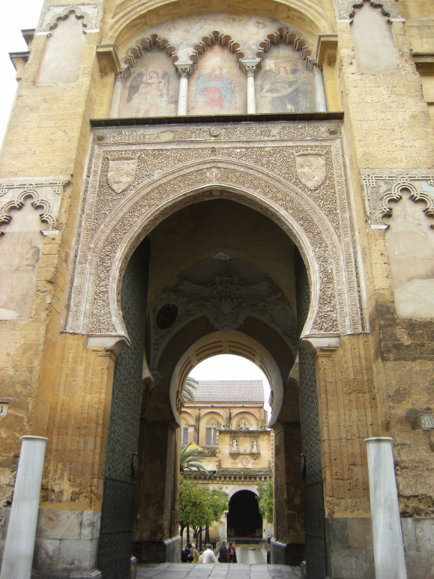 Ein alter Monumentaleingang, der zu einem anderen Monumentaleingang führt.