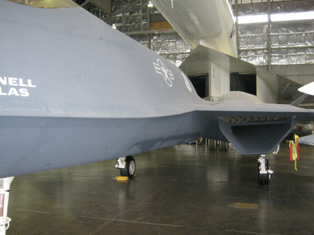 Ein großes Passagierflugzeug auf einer Startbahn, bereit zum Start.