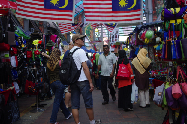 Eine Gruppe von Menschen mit verschiedenen Flaggen.