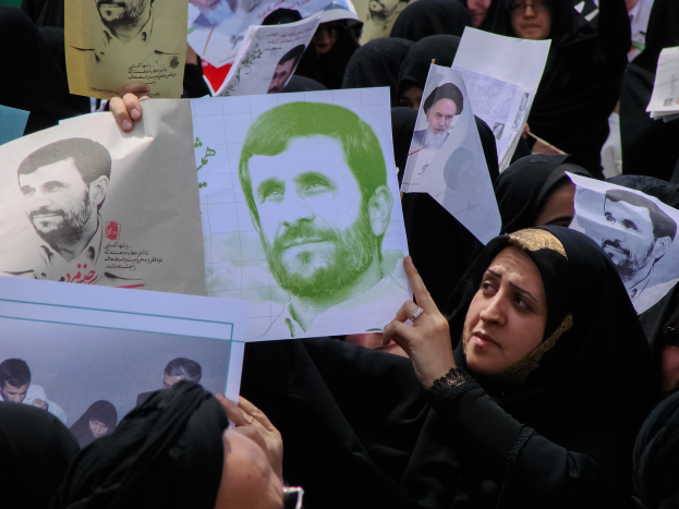 Eine Gruppe iranischer Frauen in schwarzer Kleidung, einige mit Brille, halten Fotos des iranischen Präsidenten Mahmoud Ahmadinejad während einer Demonstration in Tehran, Iran, hoch.