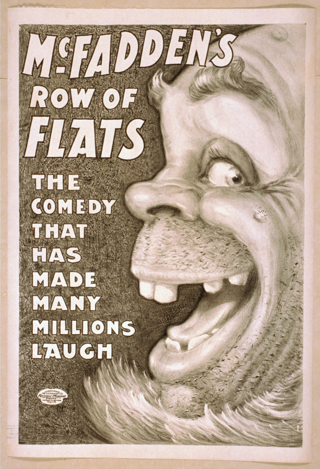 Ein Plakat mit einem Menschen mit breitem, zahnreichem Grinsen und wilden Haaren auf einem hellgelben Hintergrund, mit der Aufschrift "McFadden's Row of Flats: Die Comedy, die viele Millionen zum Lachen gebracht hat" darunter.
