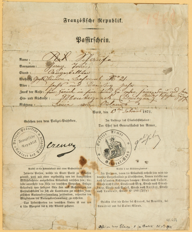 Ein altes, vergilbtes Dokument mit einem kreisförmigen, schwarz umrandeten Stempel, das schwarze Tintenzeichen enthält, wahrscheinlich ein Brief der deutschen Regierung.