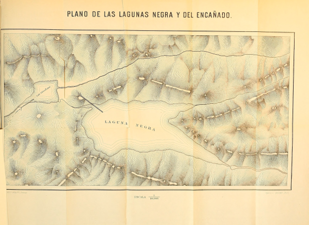 Ein aufgeschlagenes Buch mit einer detaillierten Karte, die geografische Merkmale wie Berge, Flüsse und W├Ąlder zeigt, begleitet von Text, der die Namen von St├Ądten und Ortschaften in der Region nennt.