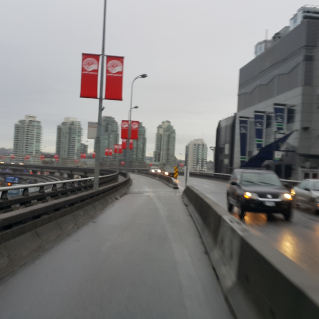 Eine fast leere StraÃŸe mit GebÃ¤uden im Hintergrund und einigen Masten in der linken Ecke.