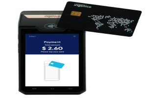 Mobiltelefon und Kreditkarte neben einem Ingenico-Mobilzahlungssystem.