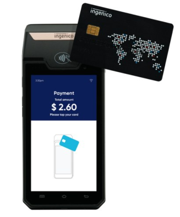 Mobiltelefon und Kreditkarte neben einem Ingenico-Mobilzahlungssystem.