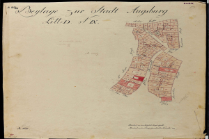 Ein altes Buch mit einer detaillierten Karte von Augsburg, das Straßen, Gebäude und Sehenswürdigkeiten zeigt und begleitenden Text enthält.