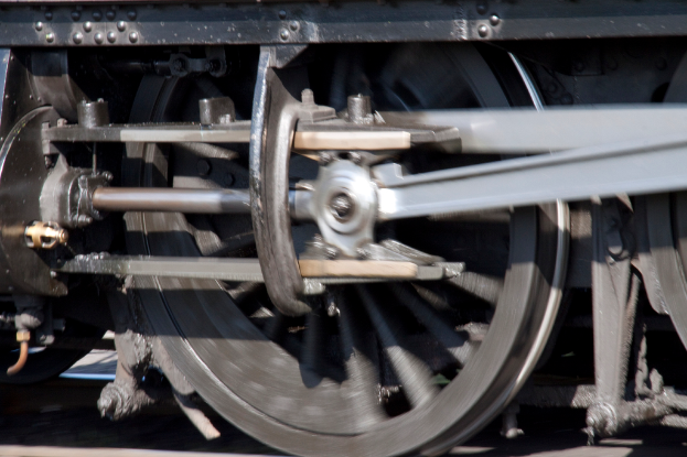 Nahaufnahme eines Zugrads, das die Lauffläche und den Flansch zeigt.