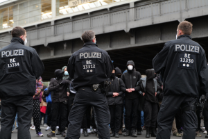 Deutsche Polizei hindert Remigrationsaktivisten am Besteigen des Flugs nach Porto-Gipfel