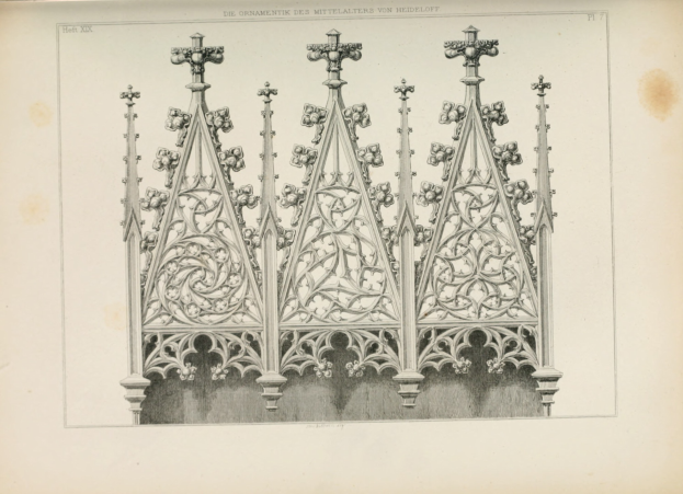 Offenes Buch mit detaillierter gotischer Design-Illustration auf der linken Seite und beschreibendem Text auf der rechten Seite.