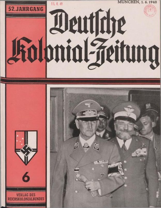 Buch mit dem Titel 'Deutsches Kolonial-Feitung' vom 11/1940, das Adolf Hitler auf dem Cover zeigt, gehalten von einer Person umgeben von anderen mit Mützen.