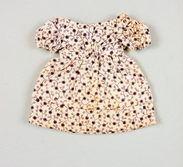 Weißes knielanges Sommerkleid mit kurzen Ärmeln, rundem Halsausschnitt und vollem Rock, das ein komplexes, farbenfrohes Muster aufweist, auf einer weißen Oberfläche präsentiert.